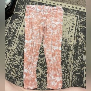 Pink and white tie-dye capri leggings